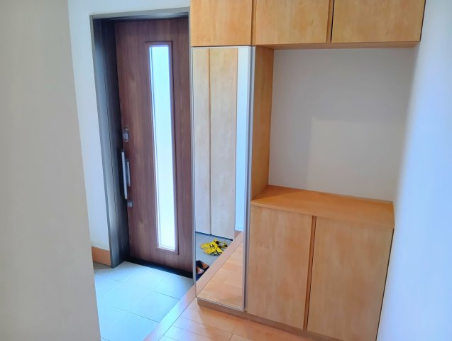 売中古戸建　富士市岩本の玄関|備え付けのシューズボックスがあるので収納がたっぷりあります。靴をしまって玄関をすっきりと使えます。