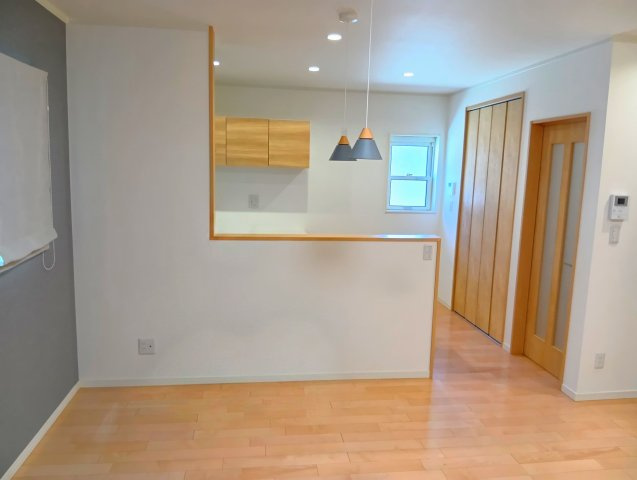 売中古戸建　富士市岩本の居間・リビング|明るいので家族団欒の楽しい時間が過ごせそうですね。家族が自然に集まるような広さのリビングです。