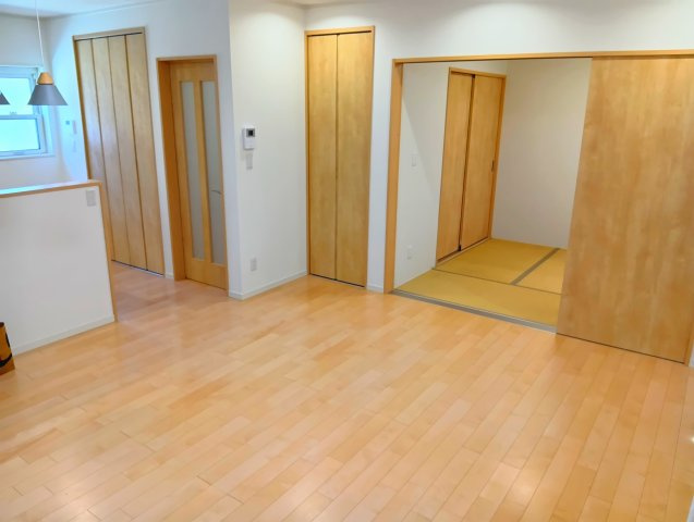 売中古戸建　富士市岩本の居間・リビング|リビングダイニングが一続きで家族の会話も弾みますね。