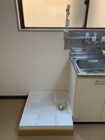 深谷ハイツのその他|他のお部屋の参考写真となります。※洗濯機置場奥の窓はございません。