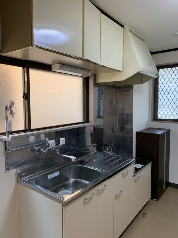 深谷ハイツのキッチン|他のお部屋の参考写真となります。※キッチンの窓はございません。