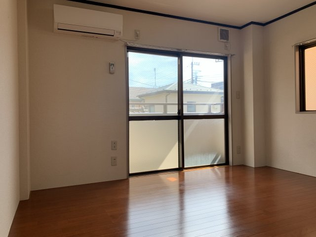 深谷ハイツの居間・リビング|他のお部屋の参考写真となります。※横の窓はございません。