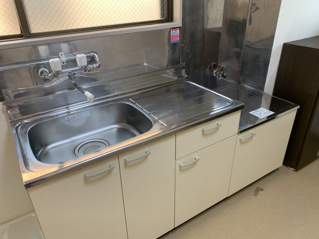 深谷ハイツのキッチン|他のお部屋の参考写真となります。※キッチン奥の窓はございません。