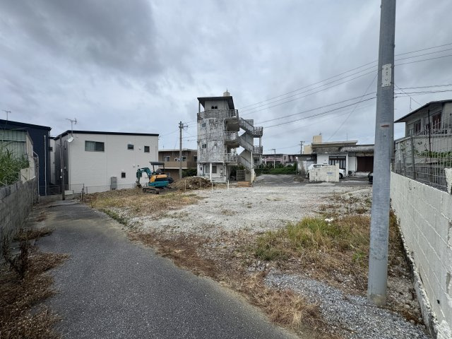浦添市西原1丁目（全2区画）の前面道路含む現地写真|※南西側里道2.68m～3.55m♪