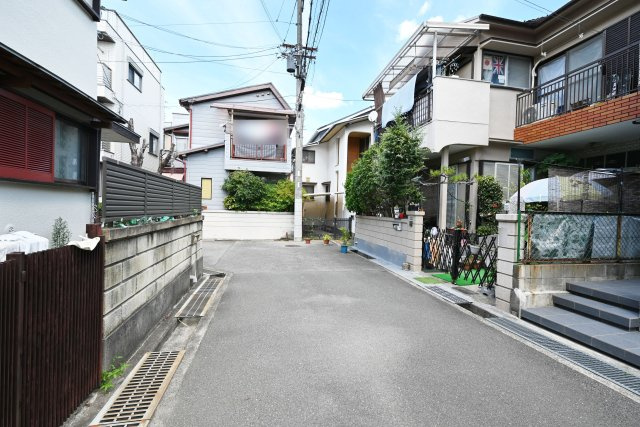 Happikuru Town箕面5丁目建築条件有売土地の前面道路含む現地写真|前面道路幅員　約4ｍ