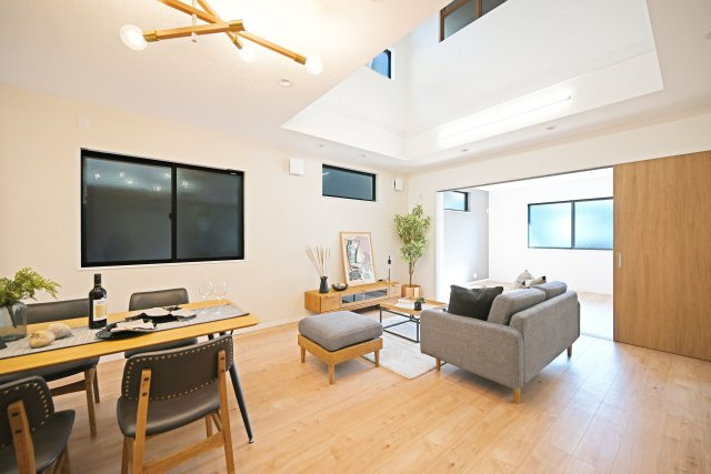 Happikuru Town箕面5丁目建築条件有売土地の完成予想図|※同社施工例写真
LDKは約20帖大。ダイニングテーブルやソファセットを配置しても余裕の広さ。家族全員がゆったりと過ごせます。