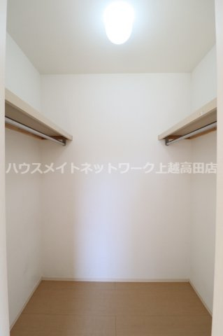 プルーリオン F棟の収納|ウォークインクローゼット（参考同型室内写真101号室）