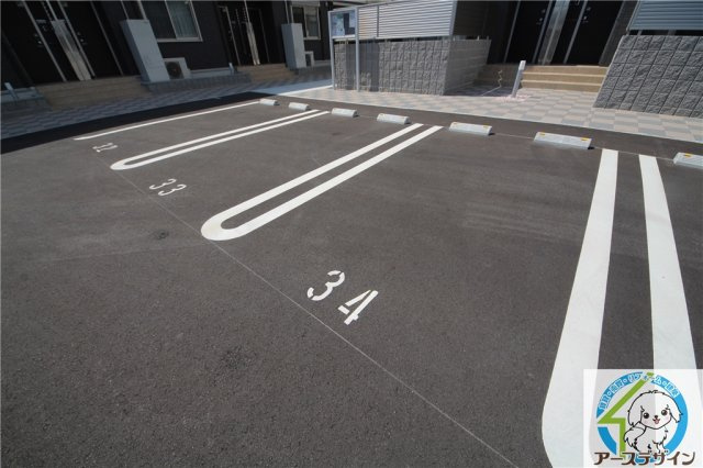 モアナ A棟の駐車場