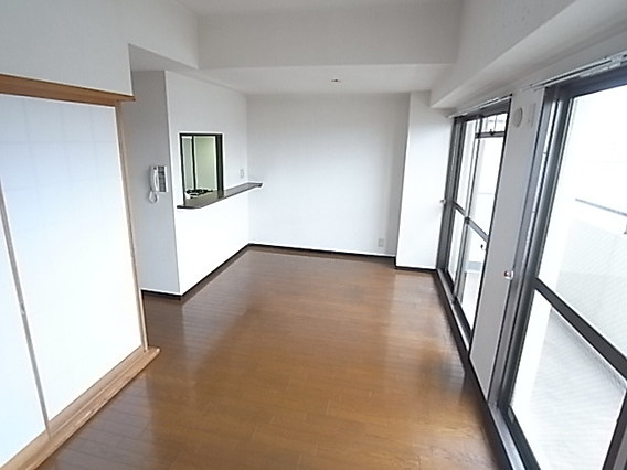 神戸市東灘区森北町２丁目の賃貸マンションの居間・リビング