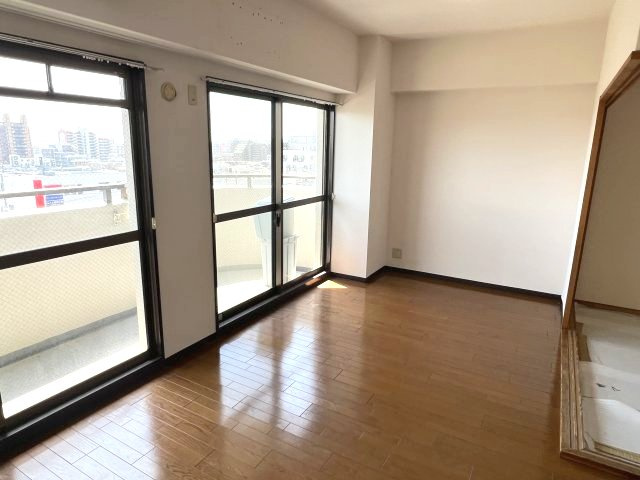 神戸市東灘区森北町２丁目の賃貸マンションの居間・リビング