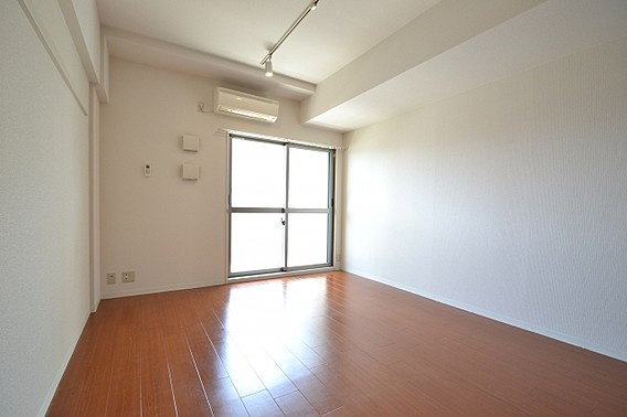 神戸市中央区熊内町５丁目の賃貸マンションの居間・リビング