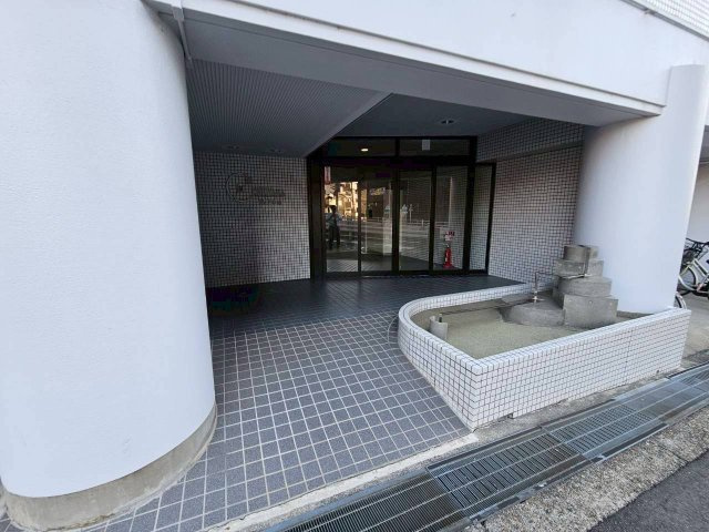 クレフ本山のエントランス