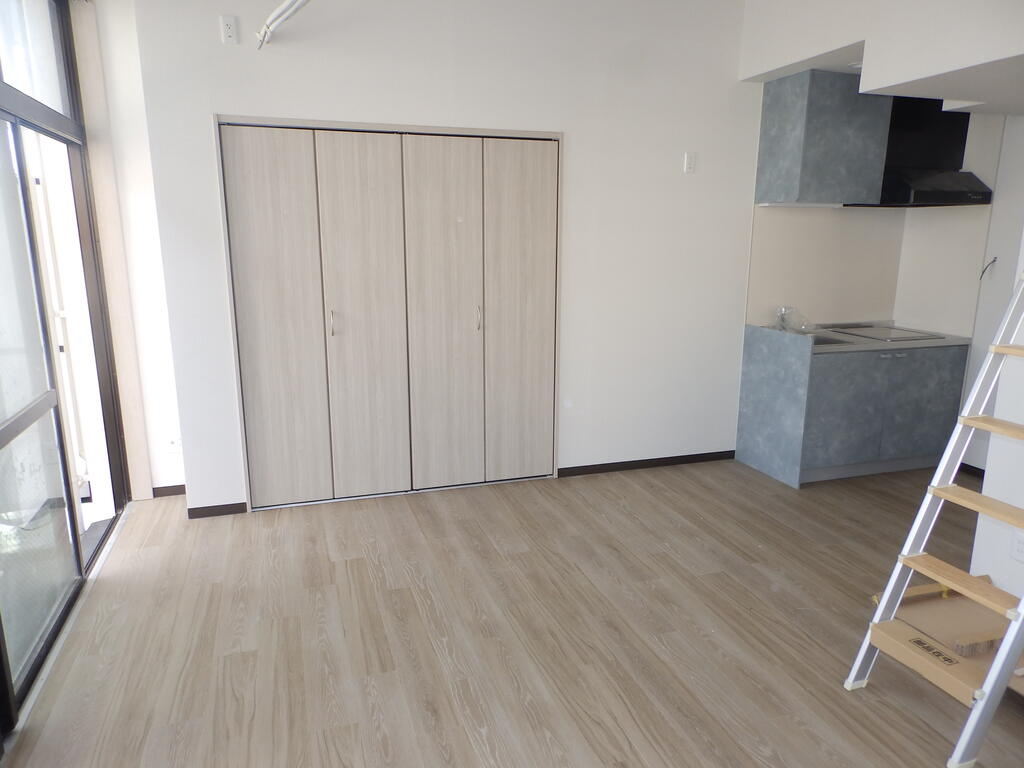 神戸市灘区神ノ木通１丁目の賃貸マンションの居間・リビング