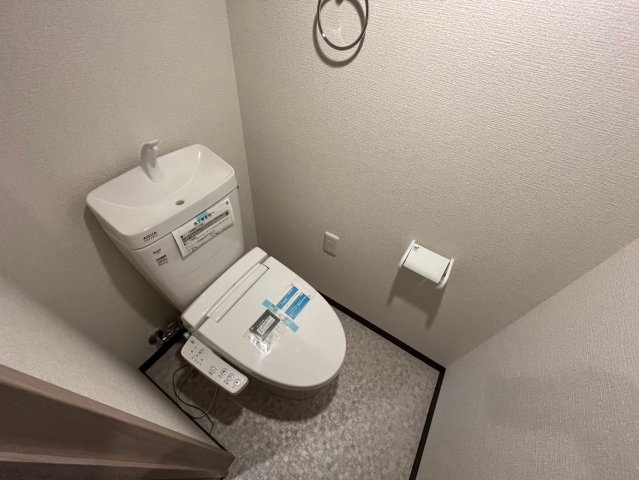神戸市灘区神ノ木通１丁目の賃貸マンションのトイレ