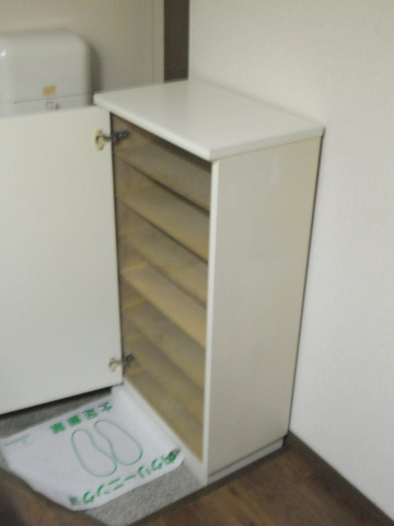 サンライズ平成Ｂの玄関|玄関にはシューズＢＯＸ付き
