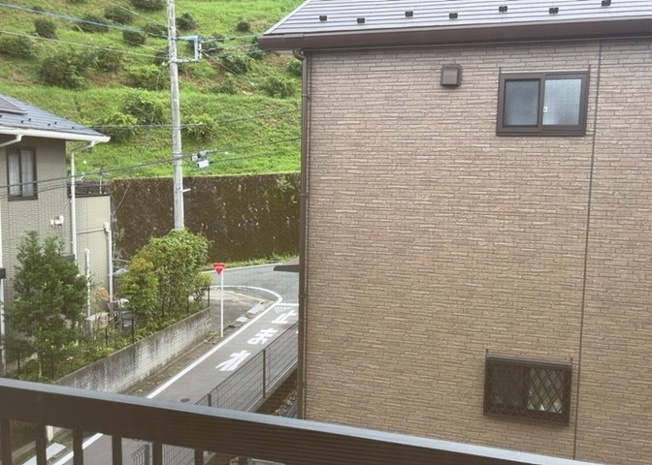 【展望】 | 角地につき前面に遮るものが少なく、日当たり・通風ともに良好な眺望が広がります。高尾台東公園まで275mと近く、緑を感じられる穏やかな住環境です。現地にて実際の景観や周囲の雰囲気をご確認いただけます。