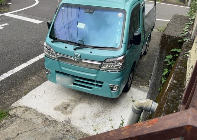 【駐車場】 | 敷地内にはお車を停める駐車スペースが確保されています。前面道路は北側6m、東側4mの幅員があり、車の出し入れもスムーズに行えます。車種による駐車サイズの確認等は現地にてぜひ実際にお確かめください。