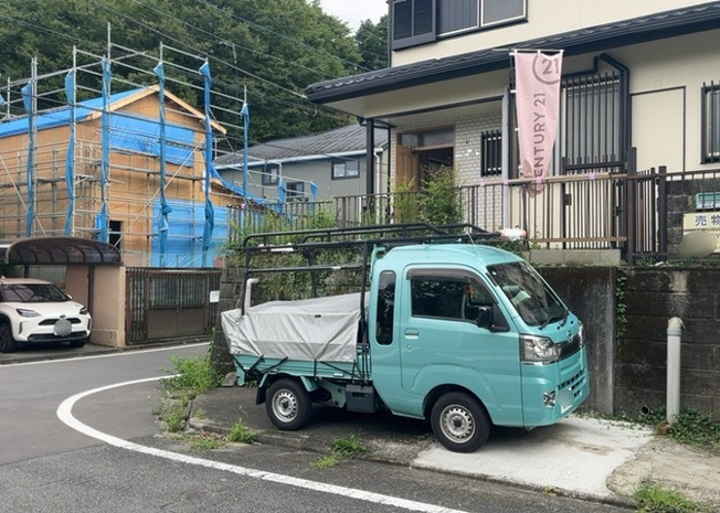 【前面道路含む現地写真】 | 東側道路は幅員約4.0mの公道となっており、落ち着いた住宅街の雰囲気が漂います。北側6m道路との角地に位置し、開放的な好立地です。現地周辺の交通量や街並みの様子もぜひ見学時にお確かめください。