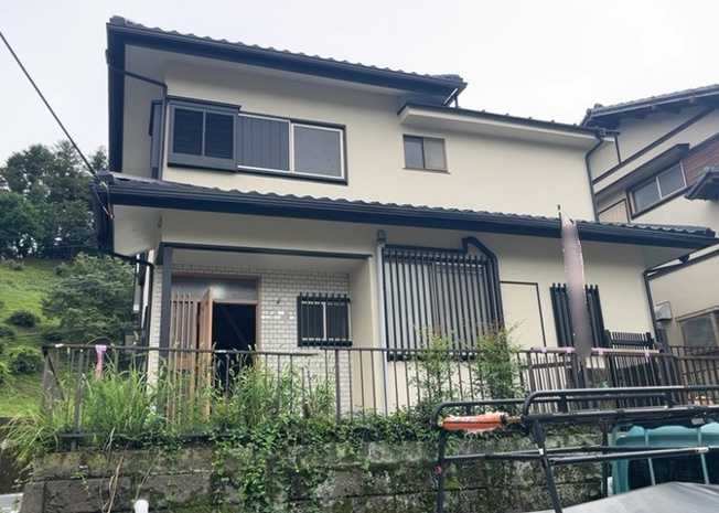 【外観】 | 建物面積96.67平米の木造2階建て中古戸建てです。2026年8月に外壁や屋根の塗装・修繕などのリフォーム完了を予定しています。角地ならではの通風の良さと南向きの明るい陽光が魅力的な住まいです。