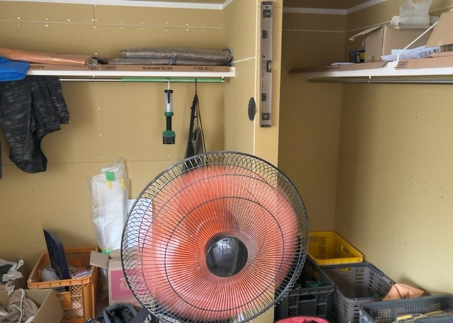 【収納】 | 洋服や大きな荷物もたっぷり収納できるウォークインクロゼットを備えています。衣替えの際もスムーズに整理整頓ができて便利です。2026年8月にはクロス張替え等の内装リフォーム完了を予定しています。