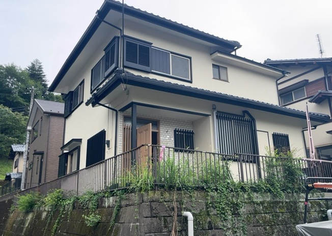 【外観】 | 建物構造は温かみのある木造2階建てとなっております。建物面積96.67平米、4LDKの使いやすい間取り構成です。2026年8月には内外装の大規模リフォーム完了を予定しており耐用性も高まります。