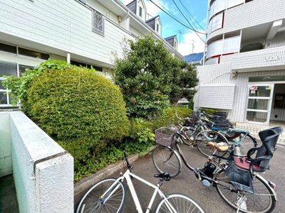 【庭】 | トップ矢部 | 物件によっては、入居者が個人的に使用できる専用庭がついているものもあります。また、住宅の中にある土間の部分を庭と呼ぶこともあります。庭の用途は住む人によって変わり、それによってデザインもさまざまです。