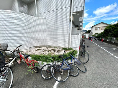 【中庭】 | トップ矢部 | 中庭（パティオ）とは、一つの建築物の内部に設けられた、壁などで囲われている庭のことを指します。コの字型、ロの字型が主流ですが、L字型の中庭もあります。最近では、インテリア性の高さからも人気があります。