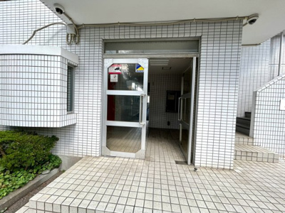【エントランス】 | トップ矢部 | マンションのエントランスには、もともと風よけや防犯の役割がありますが、マンションによって宅配ボックスなどの設備が備わっている所もあります。日々の生活をイメージしながら生活しやすさをチェックしましょう。