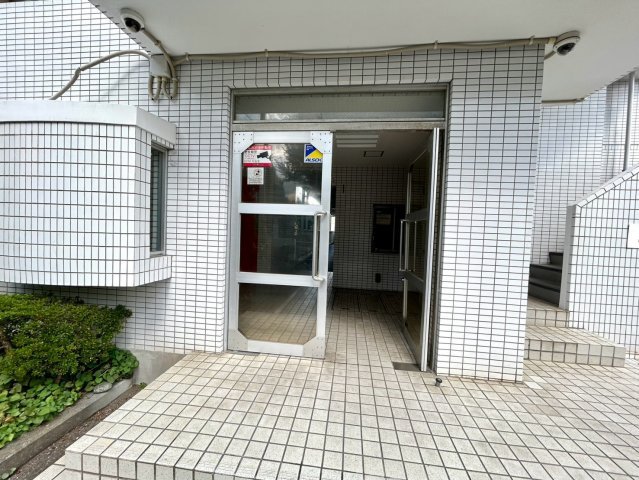 【エントランス】 | トップ矢部 | マンションのエントランスには、もともと風よけや防犯の役割がありますが、マンションによって宅配ボックスなどの設備が備わっている所もあります。日々の生活をイメージしながら生活しやすさをチェックしましょう。