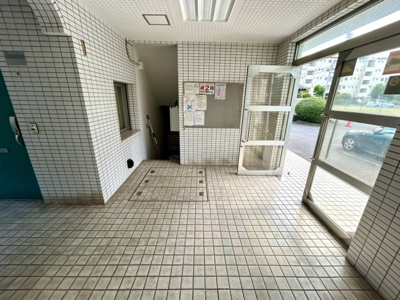 【ロビー】 | トップ矢部 | ラウンジは、マンションの共用スペースに椅子やテーブルなどを配置した利用者が寛げる空間です。屋内型ラウンジと屋外型ラウンジがあります。共用部分の管理状況と合わせて、詳細については現地でご確認ください。

