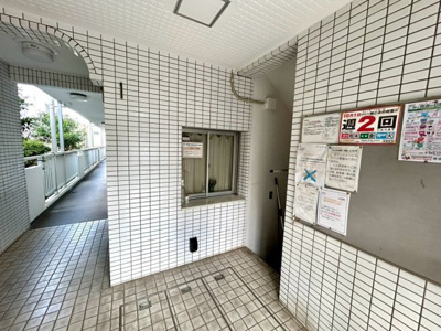 【受付】 | トップ矢部 | 受付はマンションコンシェルジュがいる場合もあれば、管理人が滞在する小部屋を総称して呼ぶことがあります。主にエントランスに設置されていることから、防犯面でも期待ができます。防犯設備がない場合はより安心！