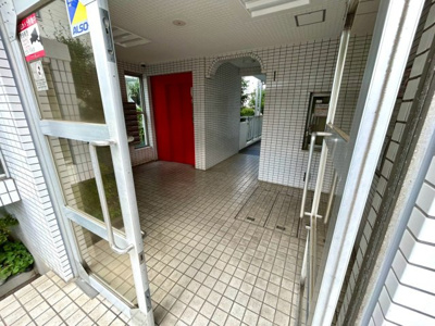 【ロビー】 | トップ矢部 | ロビーというと、エントランスと何がちがうの？と思いますよね。実はロビーとエントランスには明確な決まりはありません。物件によっては、エントランスを入って広がるある程度の広さのある空間がロビーとなります。