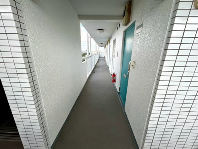 【その他共用部分】 | トップ矢部 | 共用部分は、一棟の建物に住む区分所有者全員が共同で所有するとし、共用部分の管理、補修などは、区分所有者で形成される管理組合が行います。個人の判断で勝手に変更することはできませんので覚えておきましょう。