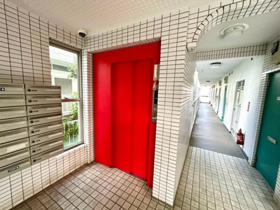 【設備】 | トップ矢部 | 共有部分は、住民なら誰もが使える設備のこと。例えば駐車場やエレベーター、インターネット設備、セキュリティ設備などがあります。他にも、マンションの廊下・外部階段やエントランス・ゴミ置き場などがあります。