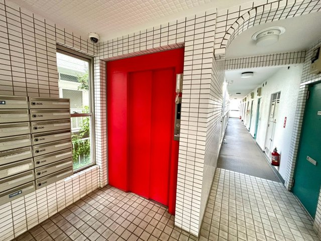 【設備】 | トップ矢部 | 共有部分は、住民なら誰もが使える設備のこと。例えば駐車場やエレベーター、インターネット設備、セキュリティ設備などがあります。他にも、マンションの廊下・外部階段やエントランス・ゴミ置き場などがあります。
