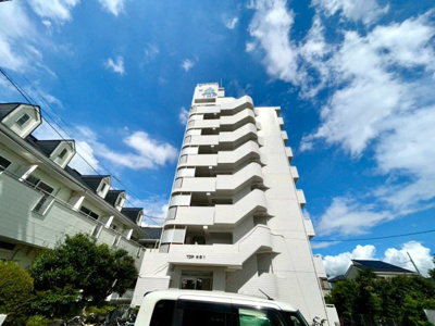 【外観】 | トップ矢部 | 隣家の土地はどうなっているのか、生活利便施設が近くにあるのか、学校まで近いかなど、お客様のライフスタイルにあわせたイメージが重要です。また、近くにあると困る施設が近くにないかも確認するといいでしょう。