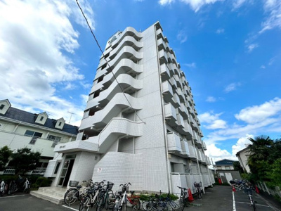 【外観】 | トップ矢部 | 外観はマンション管理がされているかの目安になります。築年数が古いと、壁面は劣化してひび割れが生じることも！建物が古びていても細かいところが修繕されていると、きちんと管理されているなぁと感じるでしょう。