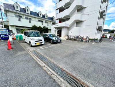 【駐車場】 | トップ矢部 | 車一台あたりに必要なスペースは、標準サイズの普通自動車で横幅2m50cm、長さ5mは必要になります。ただし、乗降のことも考慮して横幅3m30cm、長さ5m50cmほどは確保できるところを選びましょう。
