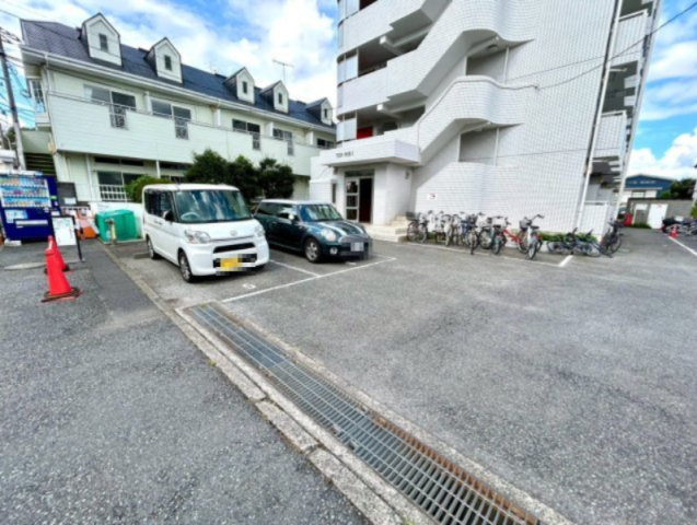 【駐車場】 | トップ矢部 | 車一台あたりに必要なスペースは、標準サイズの普通自動車で横幅2m50cm、長さ5mは必要になります。ただし、乗降のことも考慮して横幅3m30cm、長さ5m50cmほどは確保できるところを選びましょう。