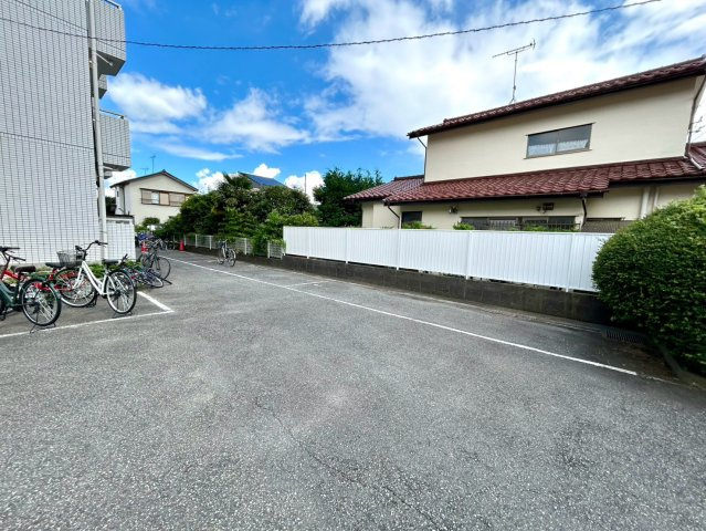 【駐車場】 | トップ矢部 | 駐車場と明記されていても、最小スペースでつくられた駐車場だと大型車は駐車できなかったり、出入りしにくくなったりする可能性があります。お車のサイズと購入したい物件の駐車場のサイズを現地で確認しましょう。