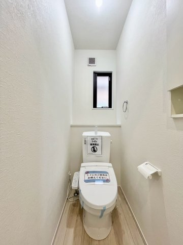 【仲介手数料無料】ふじみ野市旭1丁目―新築分譲住宅―全2棟のトイレ|窓のあるトイレで、いつでも自然換気ができる快適空間。光が差し込み、清潔感のある明るい印象です。
