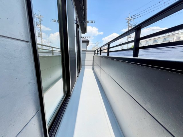 【仲介手数料無料】ふじみ野市旭1丁目―新築分譲住宅―全2棟のバルコニー|晴れた日にはシーツや布団をたっぷり干して、風と太陽の香りに包まれる心地よさ。広々バルコニーなら、家事効率も快適さもアップ。毎日の暮らしがちょっと楽しくなる空間です。