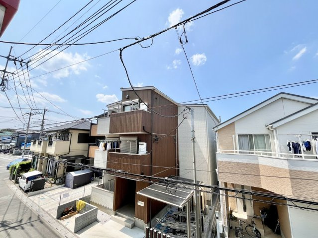 【仲介手数料無料】ふじみ野市旭1丁目―新築分譲住宅―全2棟の展望|光と風を取り込む、贅沢な広さのバルコニー。陽の光と風を感じるバルコニーは、くつろぎの場所にも。