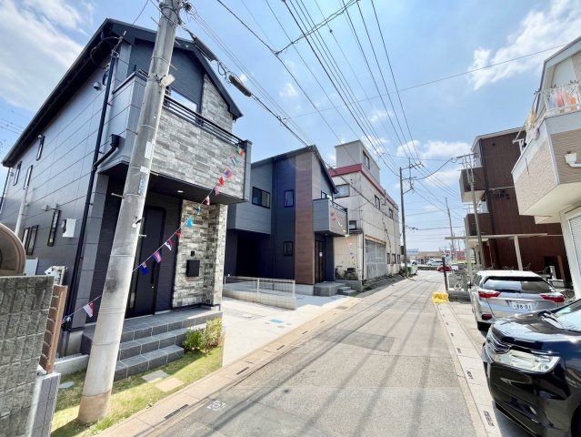 【仲介手数料無料】ふじみ野市旭1丁目―新築分譲住宅―全2棟の前面道路含む現地写真|陽当たりも風通しも良好で、家族みんなが快適に過ごせる暮らしがここに。蒼い空が近くに広がる。