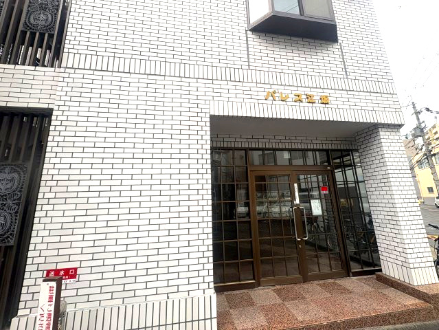 パレス江坂のエントランス