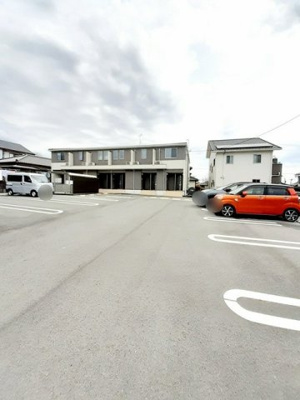 【駐車場】 | ヒルズ | 駐車場に車を止められます