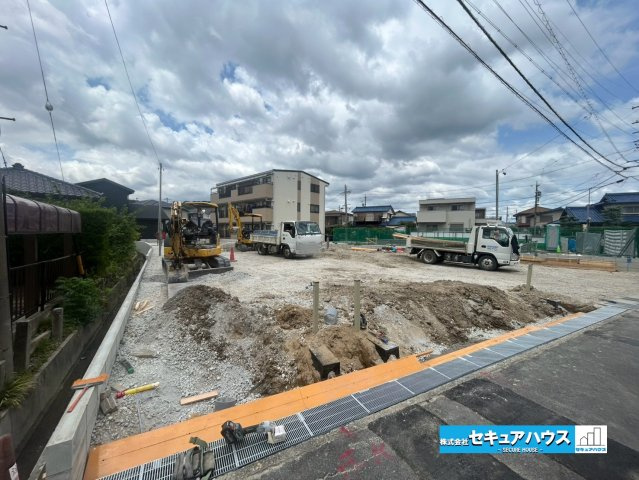【同施工物件ご案内可能】日進市岩崎町梅ノ木　全3棟の前面道路含む現地写真|事前予約にて現地ご見学いただけます！お気軽にお問い合わせください♪
■株式会社　セキュアハウス　豊明店■
住宅ローンに強く、知識、経験豊富なスタッフ在籍
お客様に寄り添い、ご成約後もサポート致します。