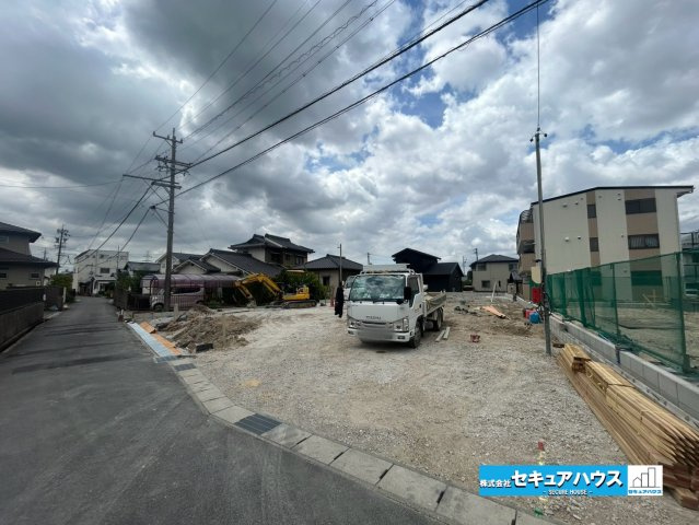 【同施工物件ご案内可能】日進市岩崎町梅ノ木　全3棟の前面道路含む現地写真|事前予約にて現地ご見学いただけます！お気軽にお問い合わせください♪
■株式会社　セキュアハウス　豊明店■
住宅ローンに強く、知識、経験豊富なスタッフ在籍
お客様に寄り添い、ご成約後もサポート致します。