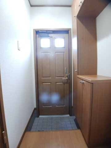 ラシーヌ弐番館の玄関