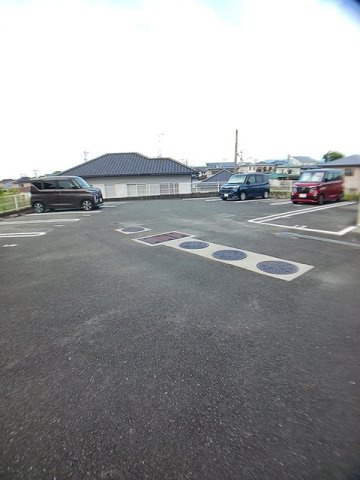 ラシーヌ弐番館の駐車場